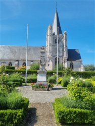 Le Monument aux Morts et l\'glise Saint-Jean - Saint-Jean-de-la-Neuville